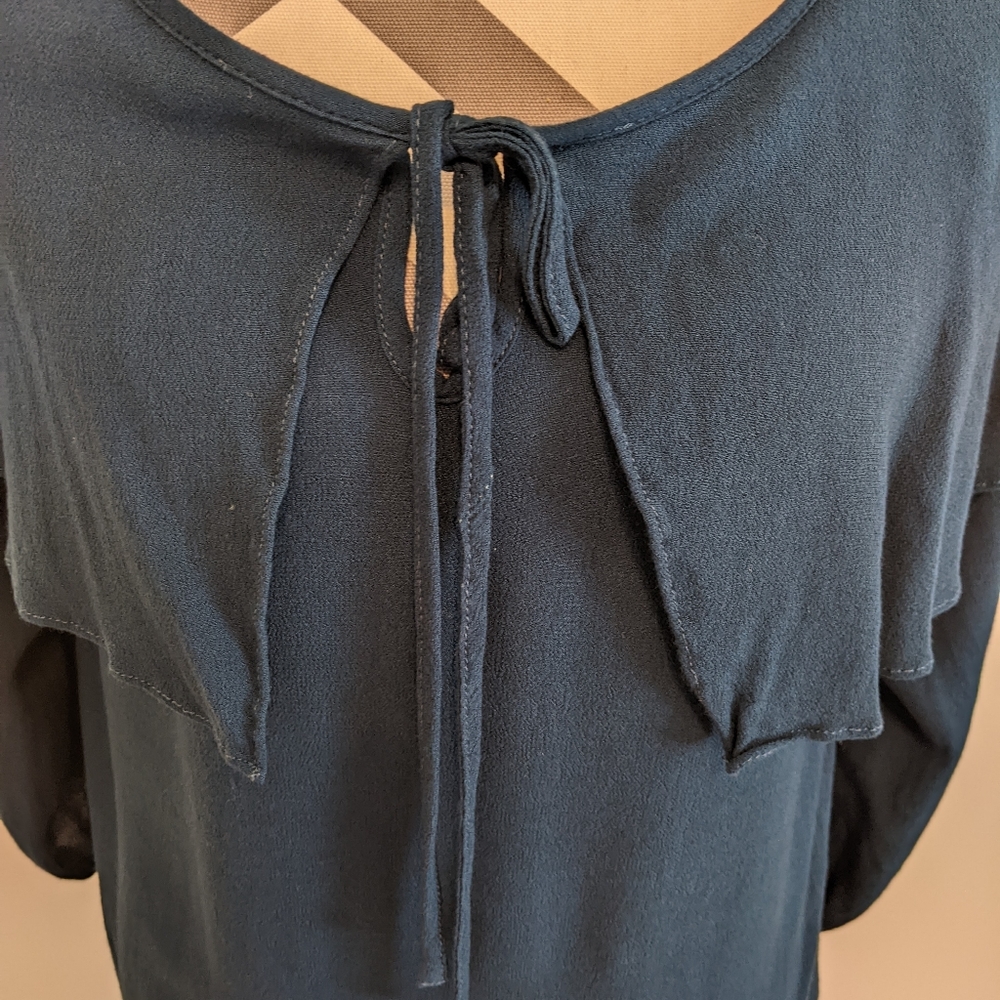 Wide Collared Top - Picture 5 of 6